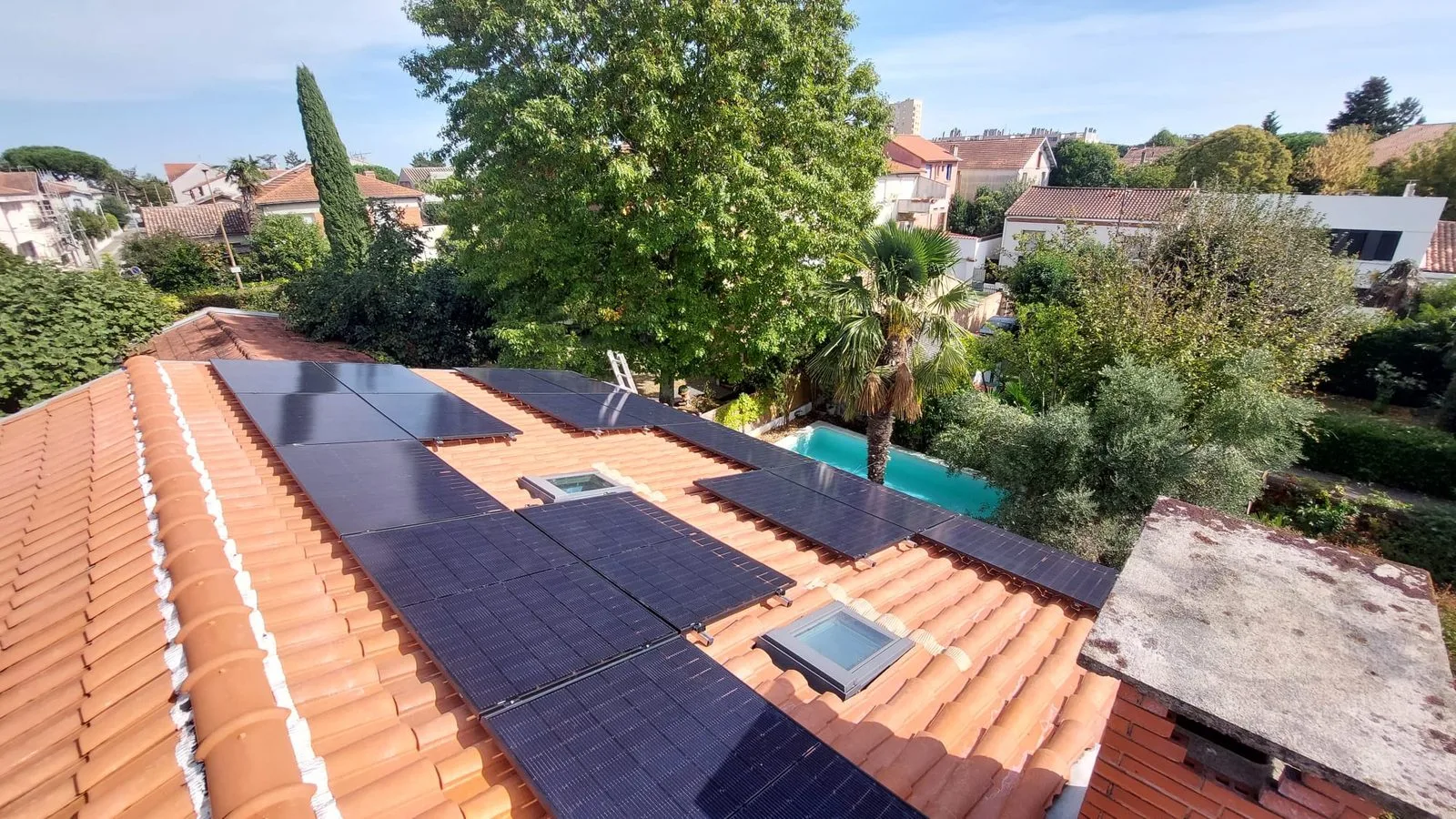 Toiture avec végétation à proximité, installation solaire