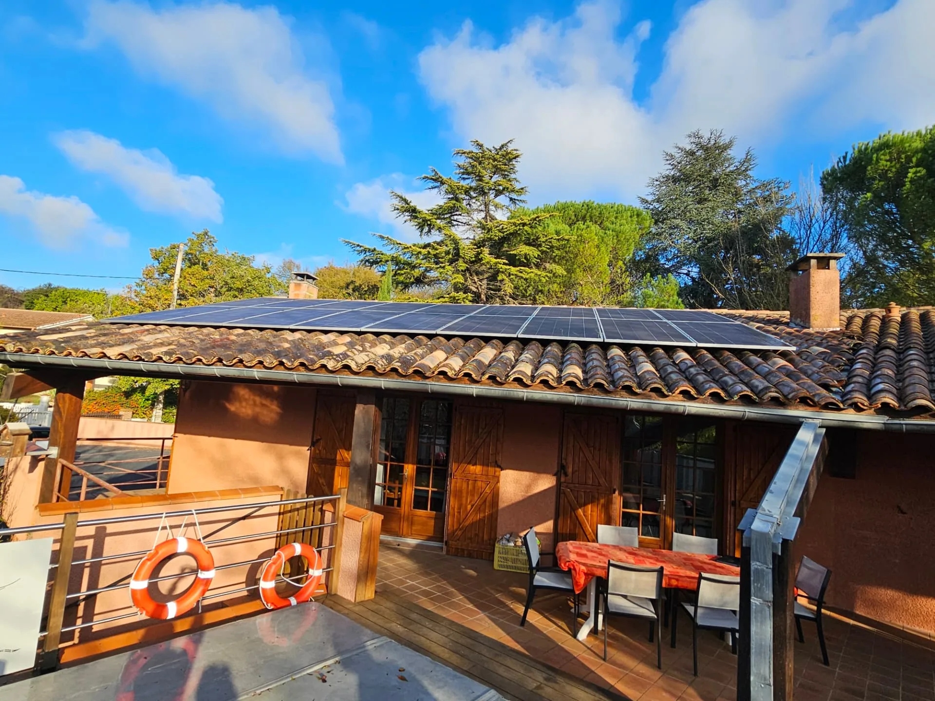 Installation de panneaux solaires en surimposition sur toiture en tuiles, Soltisolar