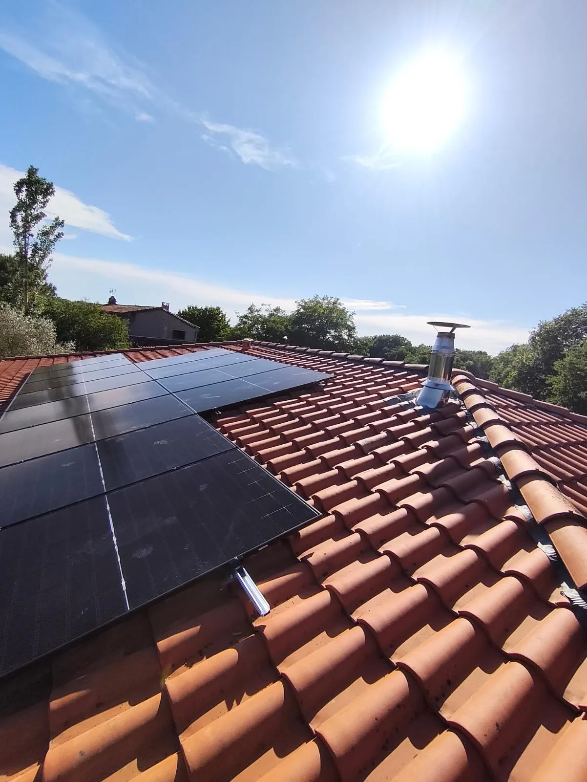 Chantier d'installation de panneaux solaires photovoltaïques sur toiture en tuiles, Soltisolar